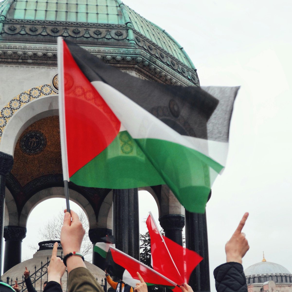 Dua Lipa, İsrail'i desteklediği gerekçesiyle menajeri David Levy ile yollarını ayırdı. (Daily Mail)