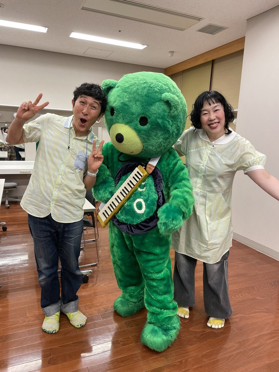 zeronomikuma's tweet photo. あこがれのおしどりマコちゃん&amp;ケンちゃんとぎゅーってしたクマ！2人の仲良しが胸キューンってなったクマ！大切なこといっぱい教えてくれるよ。次会う時はマコちゃんのアコーディオンとケンちゃんの針金とボクのケンハモで遊ぶクマ！
@makomelo 
@oshidori_ken 
@FoEJapan https://t.co/DFB25IecSm