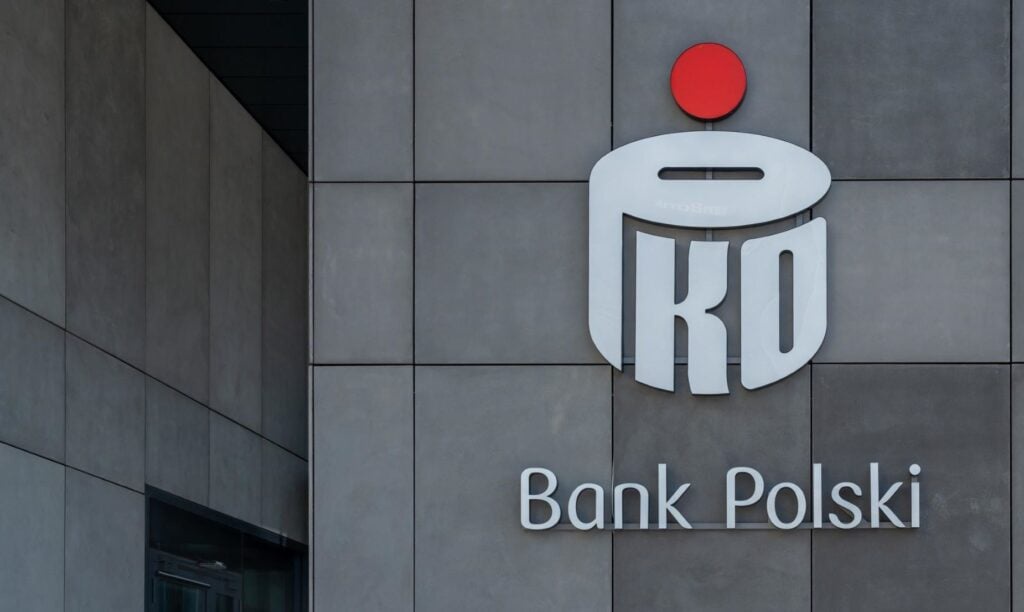 🤝 Poland’s largest bank, <a href="/PKOBP/">PKO Bank Polski</a>, is coming to #Lithuania.

Acting Minister Lukas Savickas calls it a sign of a growing confidence in our economy.

The move will boost competition, expand access to capital and strengthen ties with #Poland. 💚

lrt.lt/en/news-in-eng…