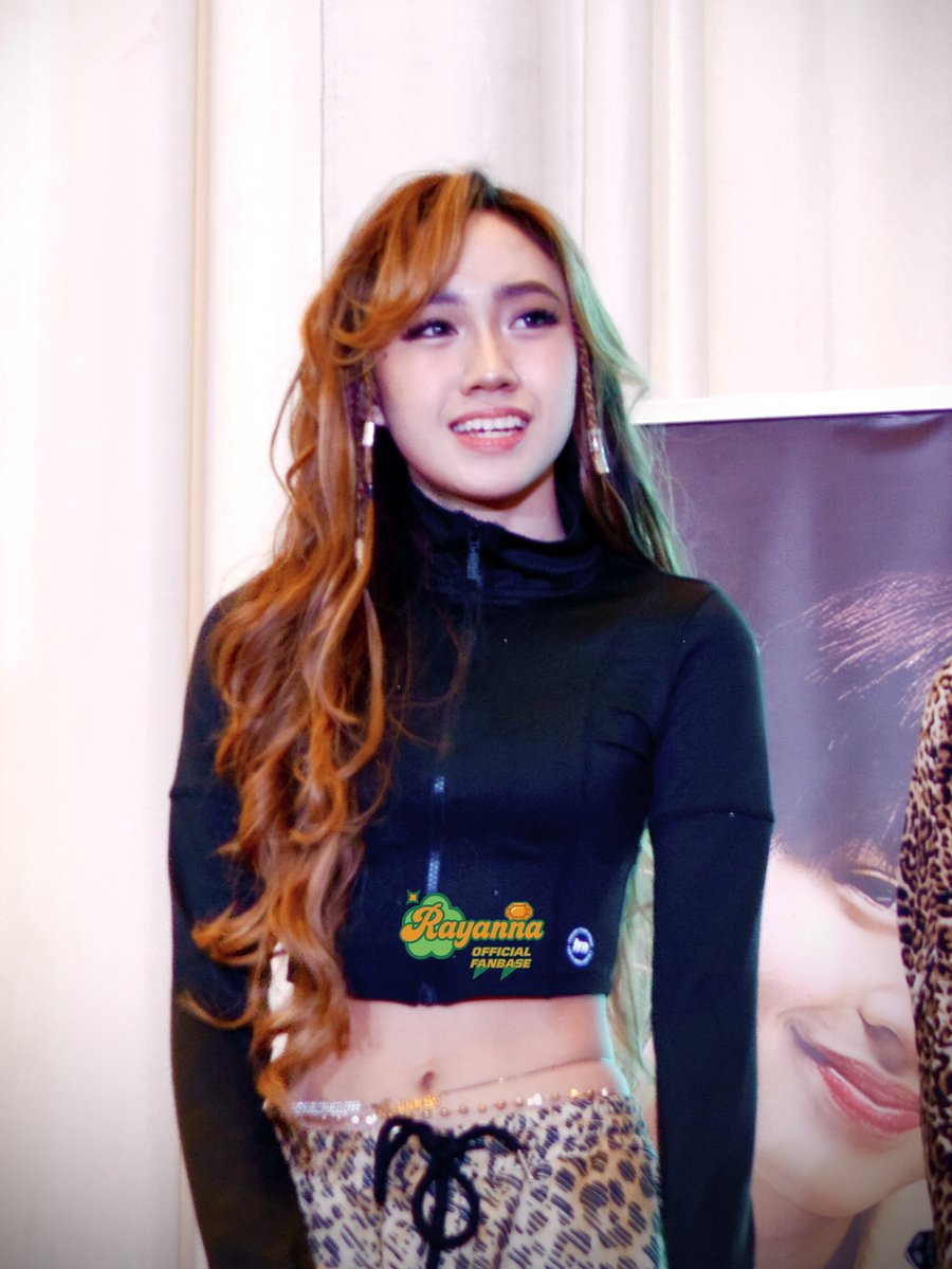 rayannaofc_'s tweet photo. Diva RAYA Anna on stage 🧡🦙

RAYA at Fairview Terraces
#RAYA 
@raya_annaa https://t.co/ZhgEhk7XKj