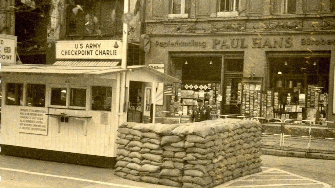#OTD 1961 #GeteiltesBerlin

Sechs Wochen nach dem #Mauerbau in #Berlin: Am Checkpoint Charlie, dem Alliierten Kontrollpunkt an der Grenze zwischen US-amerikanischem und sowjetischem Sektor, errichten amerikanische Soldaten die bald berühmte Baracke.