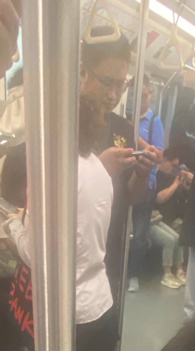 Can any #stevenagefc fans help me out here
Either my eyes are deceiving me or that’s the old Stevenage badge that someone is wearing on the underground in the middle of Shanghai🤣🤣