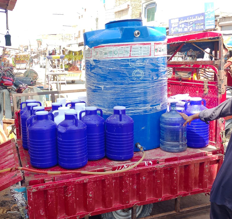 سیلابی علاقوں میں صاف پانی کا بحران شدت اختیار کرگیا ہے۔۔ ایک میت کے غسل کے لیے صاف پانی کا ایشو بنا ہوا تھا۔۔ جس کے لیے ٹینکر سمیت کینز میں پانی پہنچا دیا گیا۔۔

مچھروں کی بھرمار اوپر سے پانی کی کمی۔۔ یا اللہ آسانیاں پیدا کرے آمین