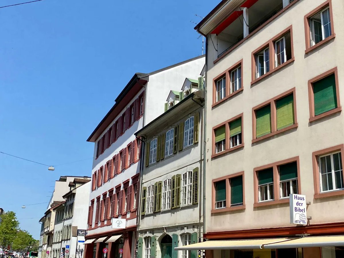 Die Rebgasse als lebendiger Kunstbezirk - Die unscheinbare Rebgasse wird vom 25. bis 27. September zur Kunstmeile. «Selection Artfair» heisst die neue Initiative, welche zusammen mit Künstlerinnen und Künstlern die ansässigen Geschäfte in temporäre Ausstellungsräume verwandelt.