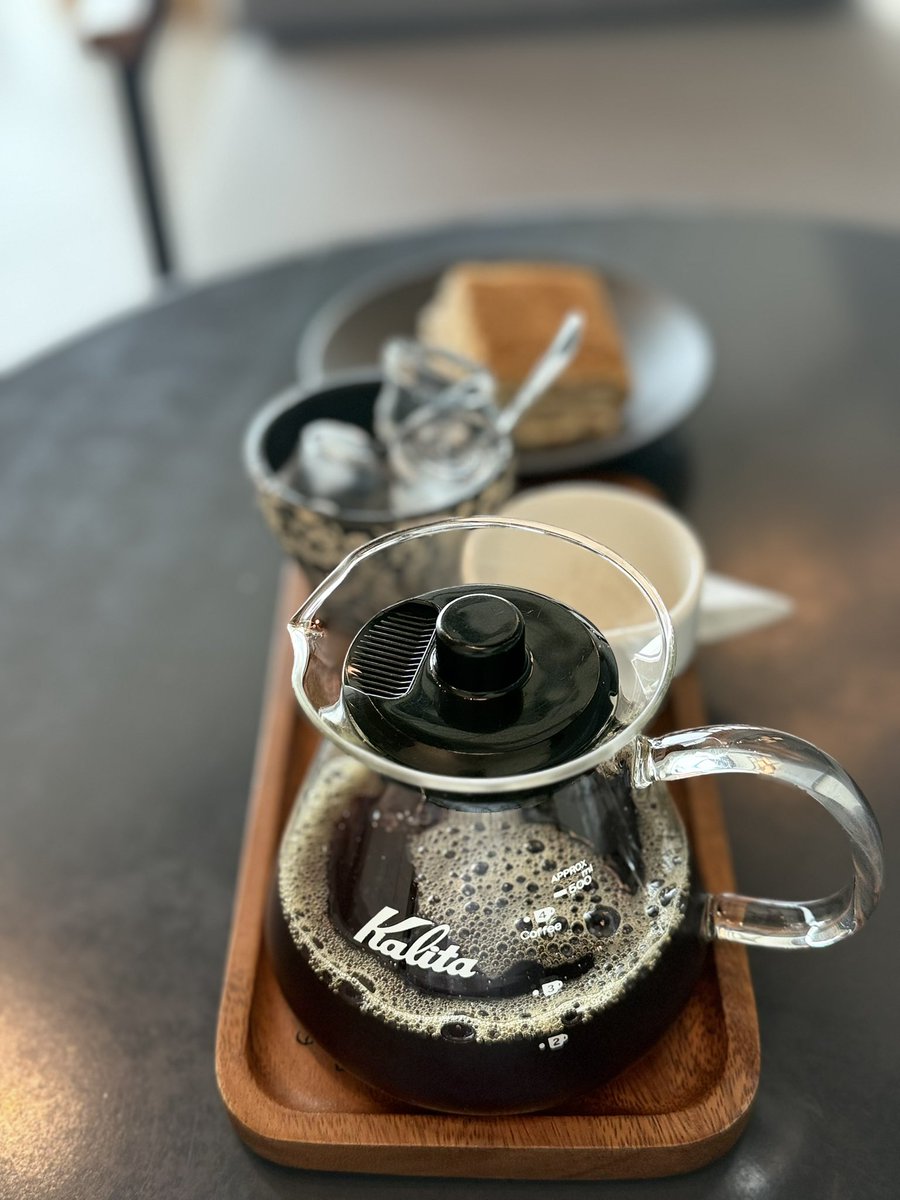 يقول:

هذي تعدّل ميلة الراس تعديل
ومن ذاقها شاف الكبيره صغيره 

فنجالها الاول بخمسة فناجيل
وفنجالها الثاني يرد المغيره