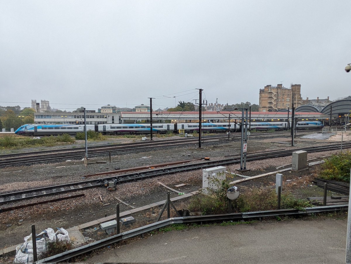 SteelCityDog_'s tweet image. An unidentified @TPExpressTrains #Class802 is seen in Platform 4 at York.

#MultipleUnitMonday