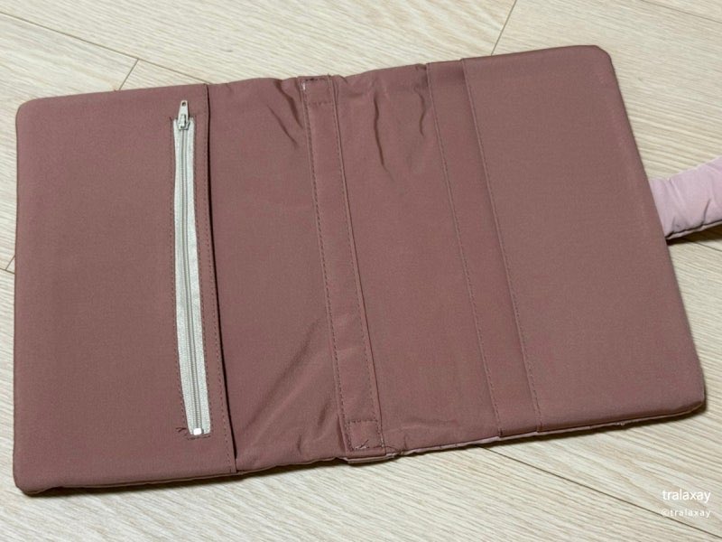 miibookzip's tweet image. 아니 ㅁㅊ 다이소가 또 큰일을 했어
품번: 1068008(핑크) ,1068009(그레이)
기존것들 크기 아쉬웠는데 이게 더 크대…양쪽 날개에 포켓있고 책등부분에 손잡이도 있대….
근데 중요한건 다이소몰에도 동네 매장에도 없어서 내 세상이 무너짐 저 제발 사고싶어요🥹
(정보 공유해주셔서 감사합니다..🫶🏻)