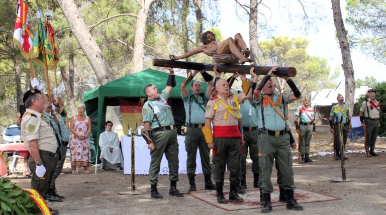 Antiguos "legias" de #Linares rindieron ayer homenaje, en el #CVAniversario, a los compañeros caídos y a una unidad enraizada en la #disciplina, el #orden y el #compañerismo. Un acto sobrio, de una rectitud casi milimétrica y, sobre todo, emotivo. 
elnuevoobservador.com/a-mi-la-legion/