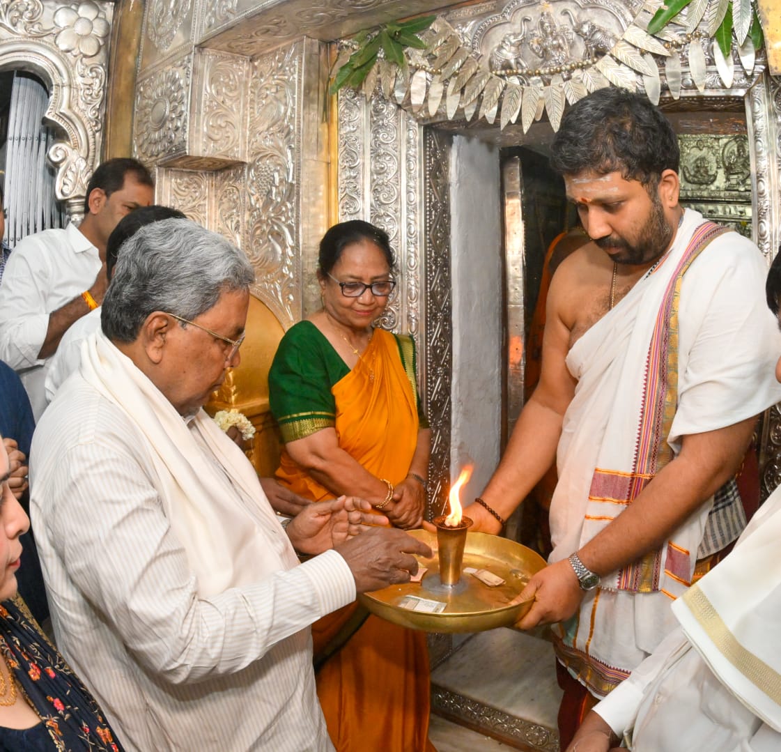 CMofKarnataka's tweet photo. ನಾಡಹಬ್ಬ ಮೈಸೂರು ದಸರಾ ಉದ್ಘಾಟನೆಗೂ ಮುನ್ನ ಮುಖ್ಯಮಂತ್ರಿ @siddaramaiah ಅವರು ಕನ್ನಡದ ಹೆಮ್ಮೆಯ ಸಾಹಿತಿ ಶ್ರೀಮತಿ ಬಾನು ಮುಷ್ತಾಕ್ ಅವರ ಜೊತೆಗೂಡಿ ತಾಯಿ ಚಾಮುಂಡೇಶ್ವರಿಯ ದರ್ಶನ ಪಡೆದು, ವಿಶೇಷ ಪೂಜೆ ಸಲ್ಲಿಸಿದರು. 

#ಮೈಸೂರುದಸರಾ #MysuruDasara https://t.co/koMvcrIf0x