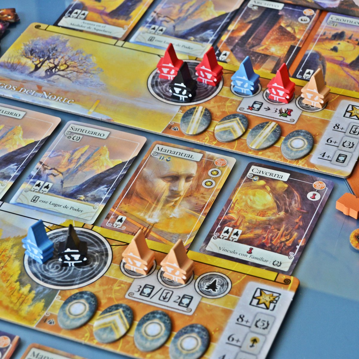 #Evenfall es un eurogame de motor de cartas y colocación de trabajadores. Otorga gran peso a las sinergias entre las cartas, presenta asimetría entre jugadores y unas "mini-mayorías". Además de un arte espectacular. Muy satisfactorio. Análisis completo en: instagram.com/gameoftokens/