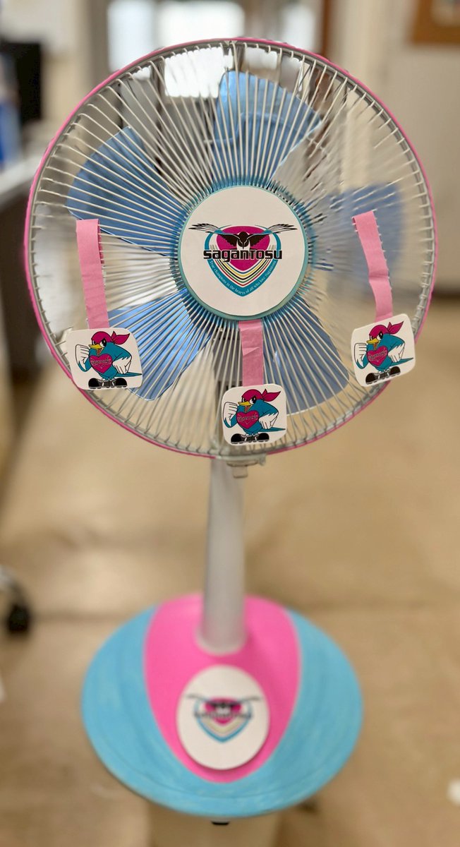 sccca_saga's tweet photo. 佐賀県産木材と再生ペットボトルを使用したサステナブル応援フラッグは、ぜひ今後もご使用いただけると嬉しいです！たくさんの方に、エコアンケートへのご回答もいただくことができました！EVを使った給電や、省エネ実験などにも興味を持っていただきありがとうございました✨ https://t.co/6T1eJ1wxxu
