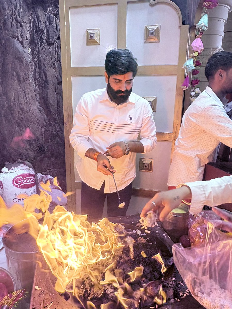 MukeshDevGurja2's tweet image. माँ शक्ति की उपासना के महापर्व नवरात्रि स्थापना के पावन अवसर की हार्दिक शुभकामनाएं।

मातारानी के आशीर्वाद से आप सभी के जीवन में सुख–संपन्नता एवं खुशहाली बनी रहे।