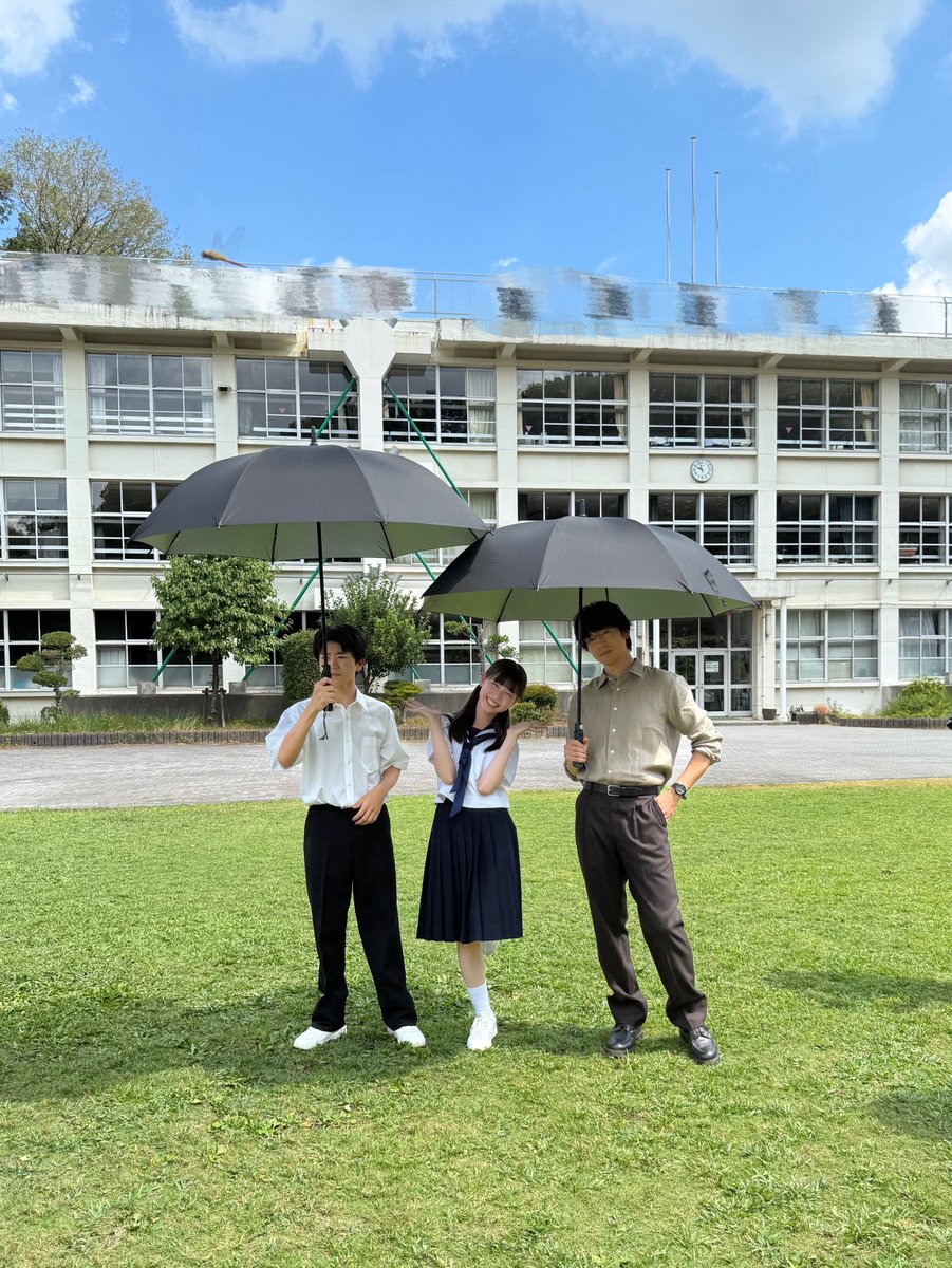 🥼#放課後カルテ 2025秋🏫
🗓️9月24日(水)よる9時放送

とあるシーンの撮影中🎬

この日も日差しが強くて
日傘が必須でした🥵☂️
トンボもたくさん飛んでいて
この写真にも…≽༏≼
見つけられますか🔍

#松下洸平
#上田琳斗
#小西希帆
