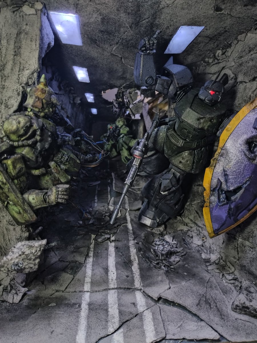 遠近法ジオラマ進捗

ゲルググの姿勢を変えてみました

1枚目→2枚目

ゲルググが前傾姿勢になったおかげで浮いてる感がだいぶ上がったと思うのですがどうでしょうか？