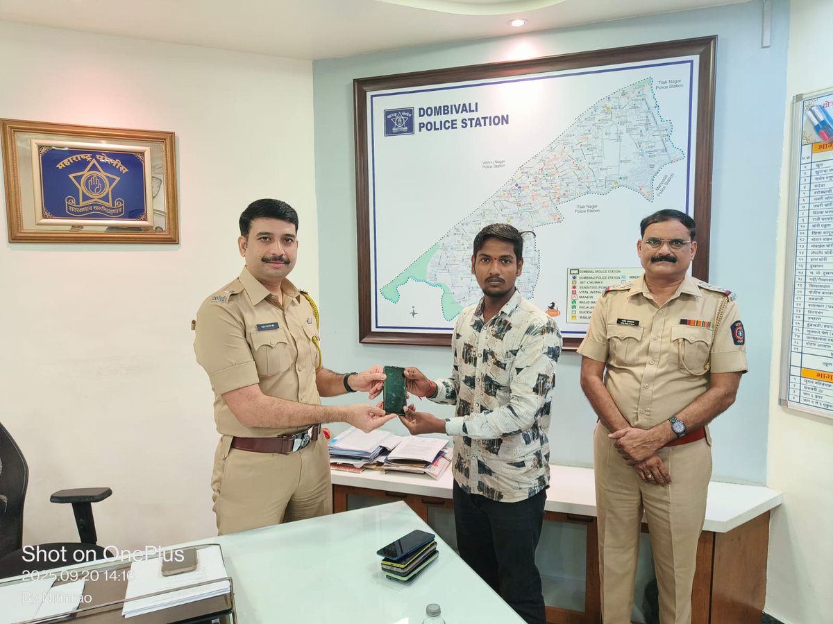 ThaneCityPolice's tweet image. डोंबिवली पोलीस ठाण्याची उत्कृष्ट कामगिरी!
CEIR पोर्टलद्वारे 2.5 लाख किंमतीचे 23 हरवलेले मोबाईल शोधले.
त्यातील ₹1.10 लाख किंमतीचे 7 मोबाईल तक्रारदारांना परत!
#DombivliPolice #SmartWork #MaharashtraPolice