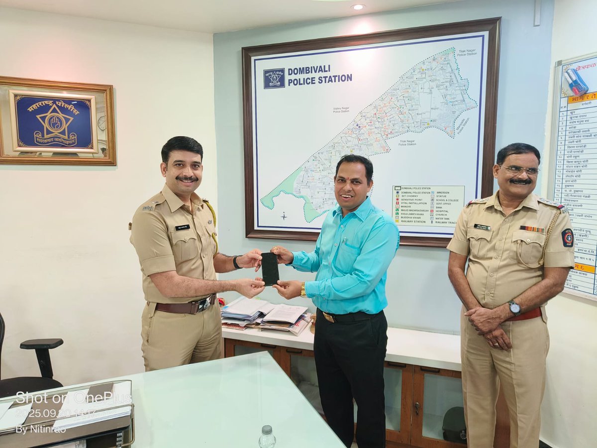 ThaneCityPolice's tweet image. डोंबिवली पोलीस ठाण्याची उत्कृष्ट कामगिरी!
CEIR पोर्टलद्वारे 2.5 लाख किंमतीचे 23 हरवलेले मोबाईल शोधले.
त्यातील ₹1.10 लाख किंमतीचे 7 मोबाईल तक्रारदारांना परत!
#DombivliPolice #SmartWork #MaharashtraPolice