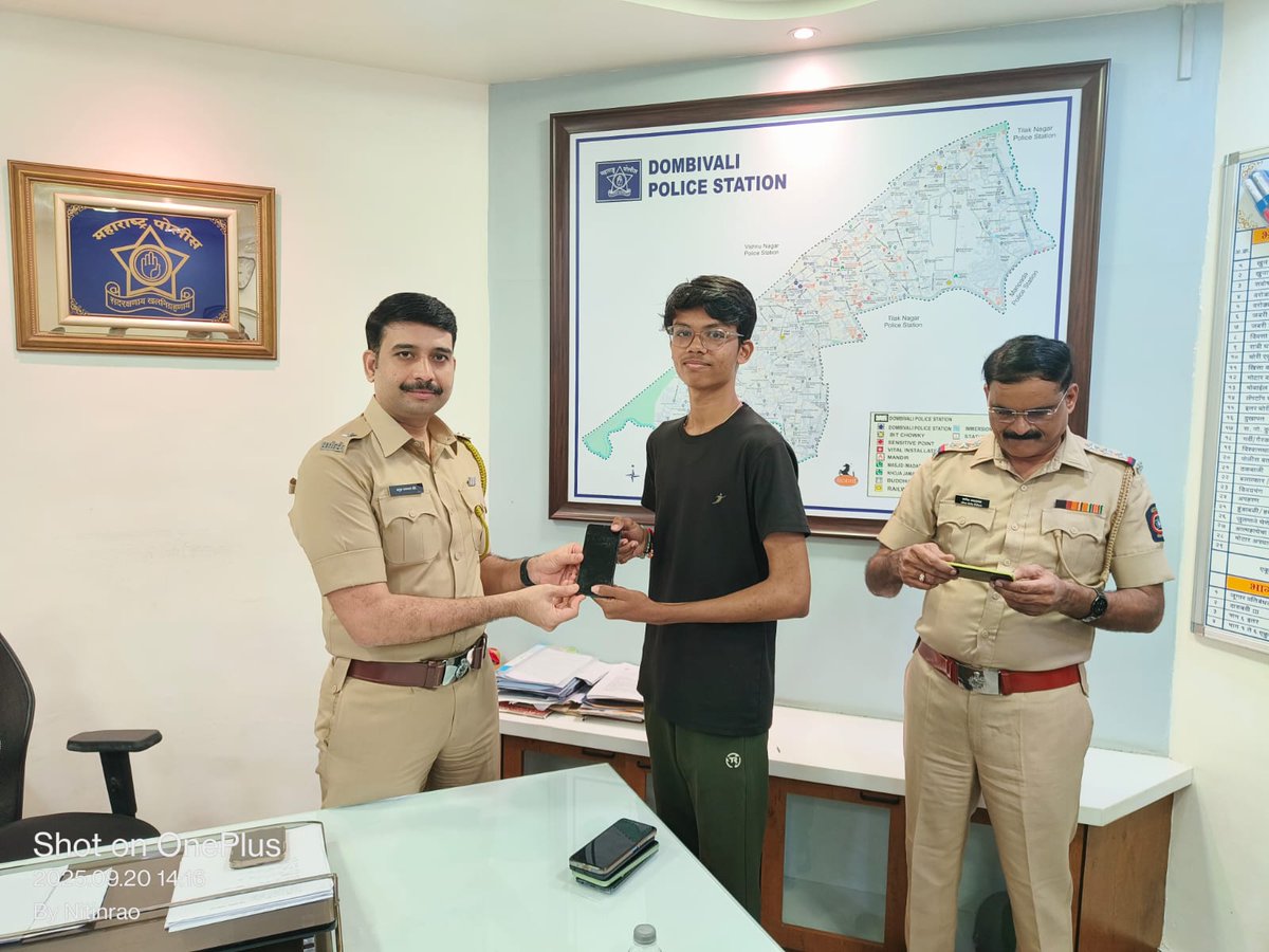 ThaneCityPolice's tweet image. डोंबिवली पोलीस ठाण्याची उत्कृष्ट कामगिरी!
CEIR पोर्टलद्वारे 2.5 लाख किंमतीचे 23 हरवलेले मोबाईल शोधले.
त्यातील ₹1.10 लाख किंमतीचे 7 मोबाईल तक्रारदारांना परत!
#DombivliPolice #SmartWork #MaharashtraPolice