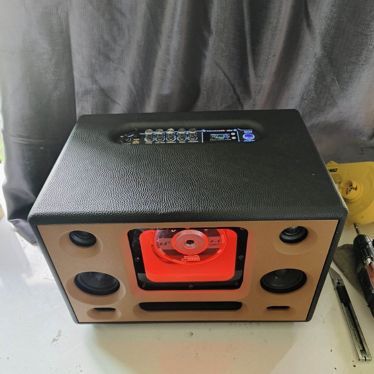 srokground's tweet photo. ลำโพง bluetoothแบนพาส 6.5 นิ้วว้อยคู่แม่เหล็ก 2 ชั้นเสียงกลาง 3 นิ้ว 2 ดอกเสียงแหลม 2 นิ้ว 2 ดอกแบตเตอรี่ 14.6 โวลท์ อะคริลิคโชว์ดอกเปิดปิดไฟ https://t.co/SVmee2FwkH https://t.co/oDuuE69vFN