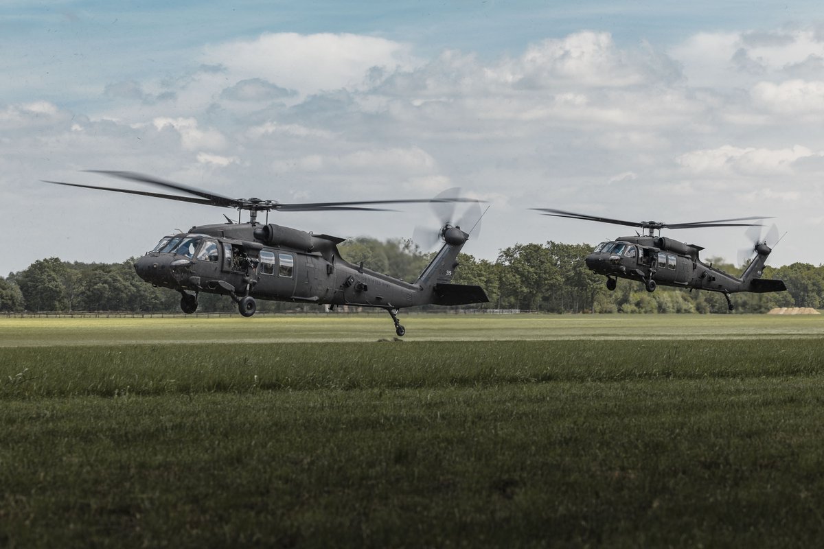 dhcluchtmacht's tweet image. Deze ochtend landen een aantal #Blackhawk helikopters op vliegbasis @gem_gilzerijen. Samen met Nederlandse eenheden oefenen zij komende weken in Noord en Zuid-West Nederland. Daarnaast verwachten we enkele vrachtvliegtuigen die personeel en materieel komen brengen. #watvliegter