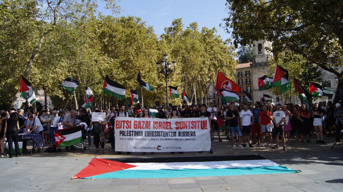 Asteburuan milaka lagun mobilizatu dira palestinar erresistentziaren alde, Bilbon eta Donostian

<a href="/Palestinarekin/">Palestinarekin Elkartasuna</a> plataformak Donostian egindako manifestazioan, bi pertsona zintzilikatu ziren Zurriolako zubitik

🔗gedar.eus/aktualitatea/a…