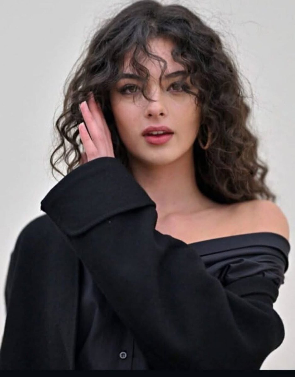 Duyguların tutumu yoktur.
Geçicidir onlar. Bu yüzden duygularıyla hareket eden insanlar karaktersizdir dedim.
Alınganlık yapmaya gerek yok. Deniz üstünde tuğlandan ev yapılmaz.‼️