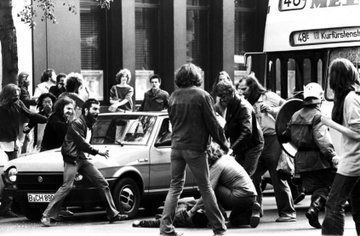 22.09.81, Berlin: Bei den Protesten gegen die parallel stattfindenden Häuserräumungen, wird Klaus Jürgen Rattay von den Cops in den Verkehr gehetzt und totgefahren.