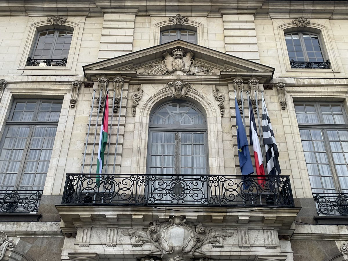 alexisb0uchard's tweet image. Ce 22 septembre, jour de reconnaissance de la Palestine par la France, #Rennes hisse le drapeau palestinien sur le fronton de l’hôtel de ville.

Un symbole pour la paix et la fin du génocide en cours. Pour deux États côte-à-côte, en sécurité. Pour la dignité humaine.