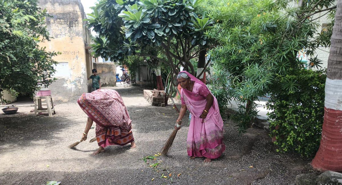 શિહોર તાલુકાના વિવિધ ગામોમાં 'સ્વચ્છતા હી સેવા ૨૦૨૫' અભિયાન અંતર્ગત ગ્રામ પંચાયતની સ્વચ્છતા કરી સ્વચ્છોત્સવ કાર્યક્રમ કરવામાં આવેલ.#SHS2025 #SwachhataHiSeva2025 #Swachhotsav #NirmalGujarat2 #CRD_Gujarat
#SHS2025CleanGreenUtsav
#SHS2025SafaiMitraSurakshaShivir