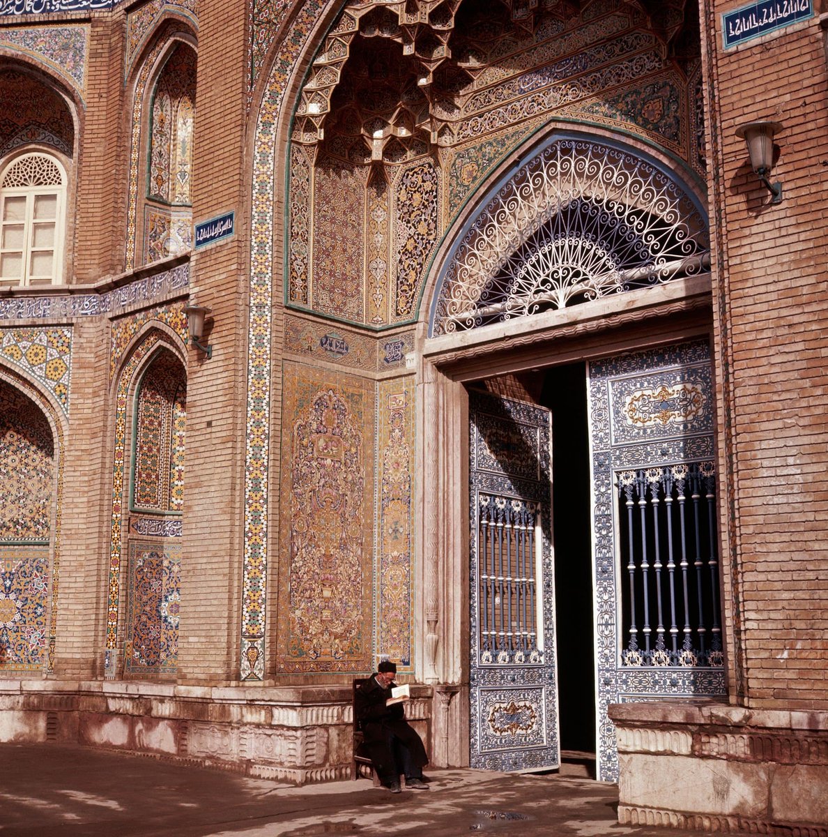 مسجد سپهسالار. تهران. 1960 م .
عکاس: پل الماسی.