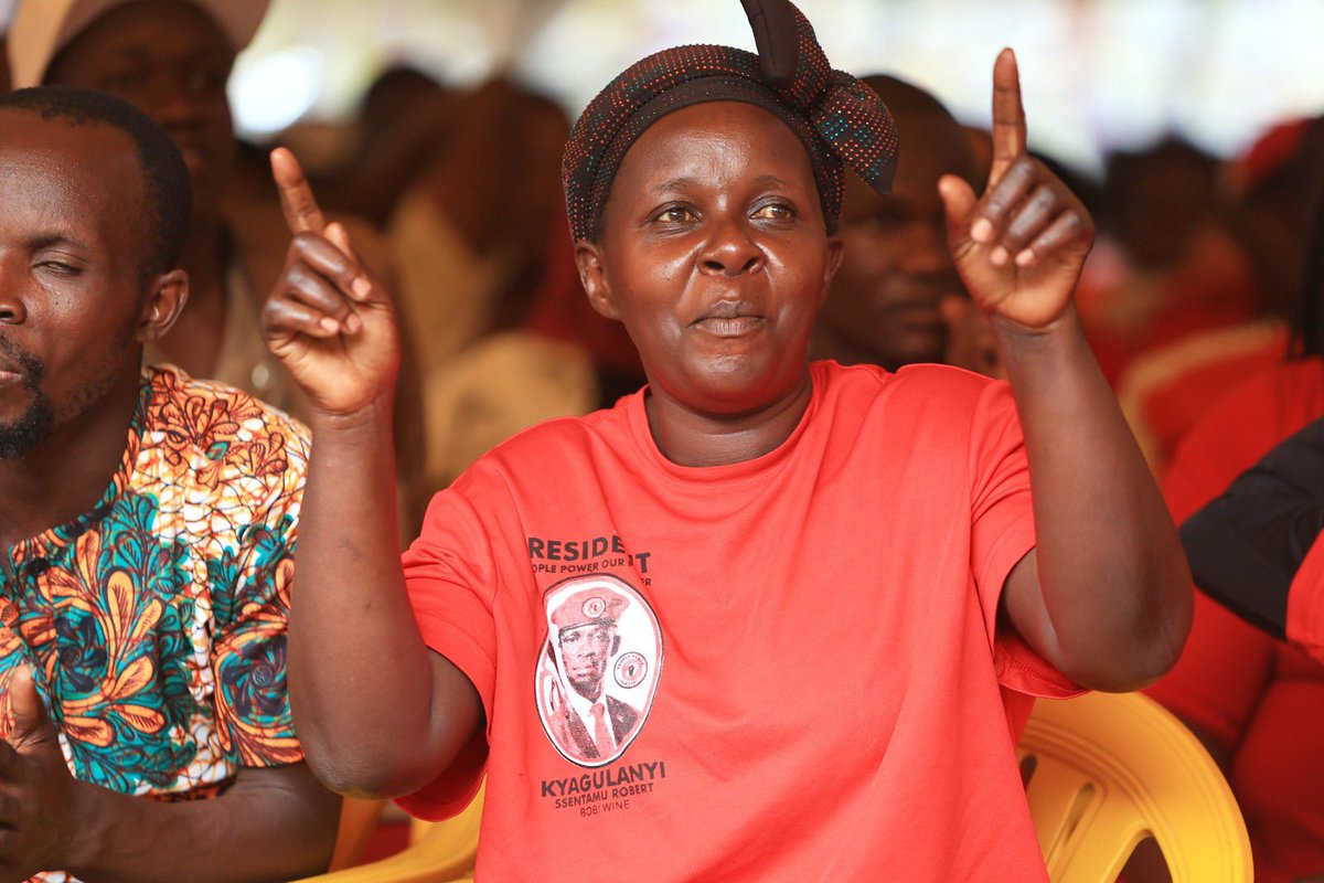 Zino tshirt za <a href="/NUP_Ug/">National Unity Platform</a> mbadde sizirabangako. Nazirabye ggulo ku <a href="/NRMOnline/">NRM Party</a>