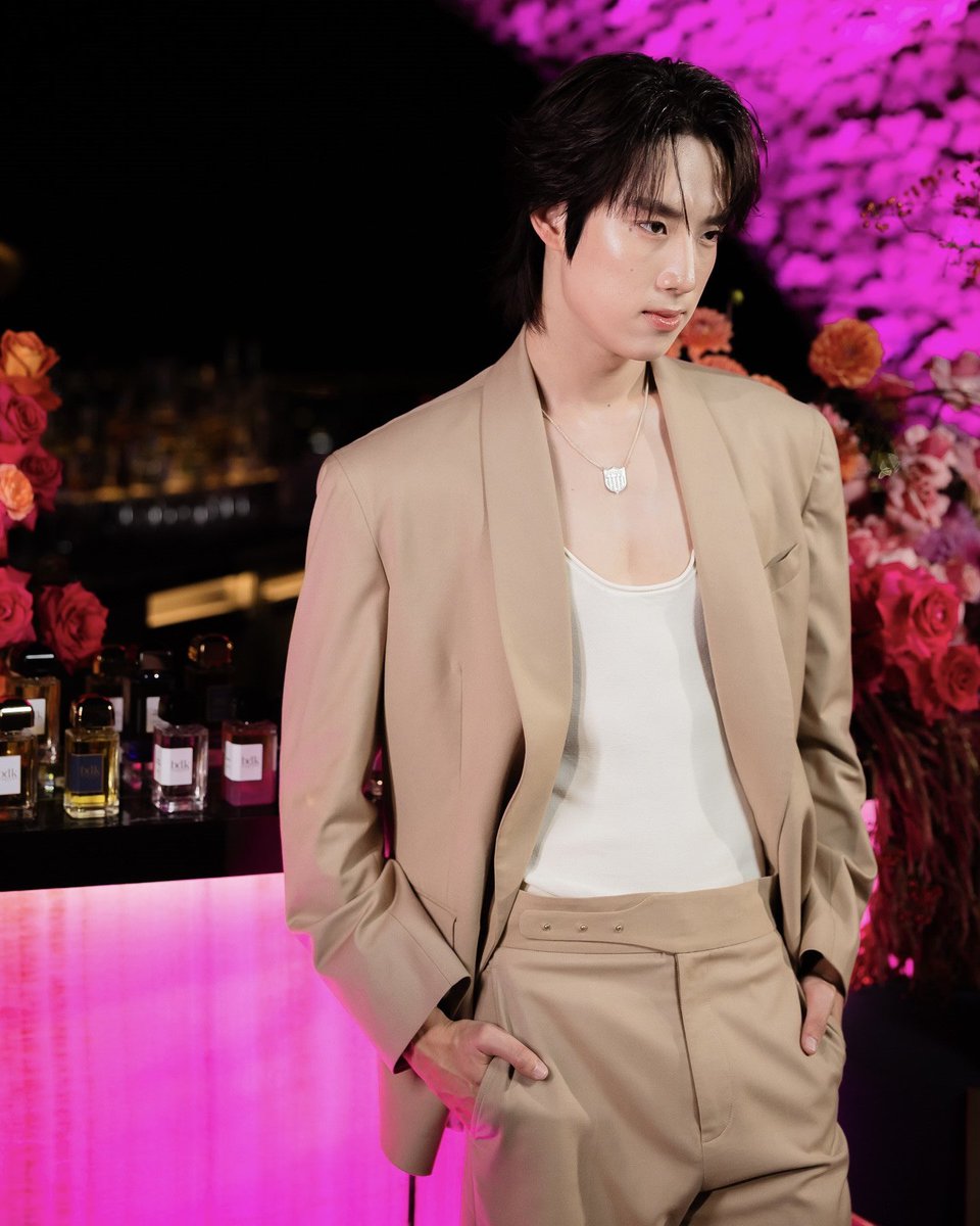 ElleMenThailand's tweet photo. BDK Parfums แบรนด์น้ำหอมร่วมสมัยจากฝรั่งเศส ได้เปิดตัวอย่างเป็นทางการครั้งแรกในประเทศไทย แถมได้ อลัน–พศวีร์ แห่งวง BUS ปรากฏตัวในฐานะตัวแทนของชายหนุ่มผู้สะท้อนความหรูหราที่ร่วมสมัย
#ELLEMENThailand
#BDKParfums
#BDKParfumsTH
#BDKParfumsxALAN
#ALANpasawee https://t.co/YEi3CIVHQG