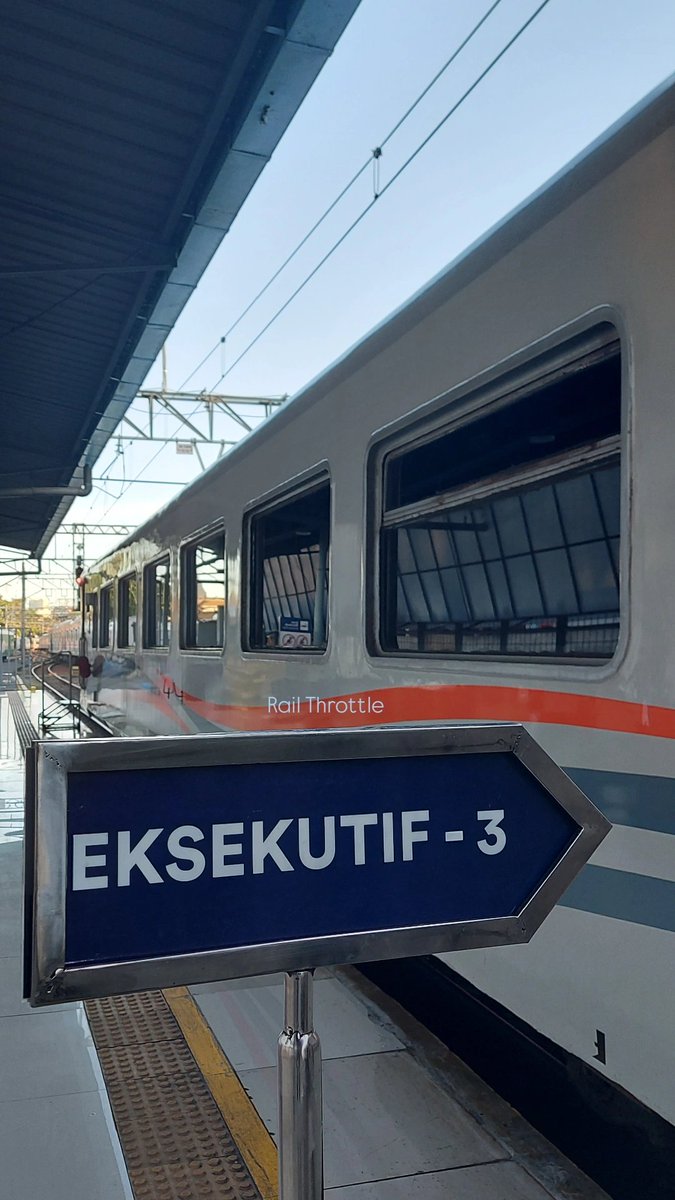 Salah satu KA dengan pola rangkaian sibuk, adalah Tawang Jaya Premium, yang "tektok" bersama Menoreh, sama seperti Argo Sindoro yang "tektok" bersama Argo Muria. Rangkaian KA ini hanya istirahat  3.5 s.d. 4.5 jam dalam seharinya 🙏

Ada yang sering naik KA ini?

#argothrottle