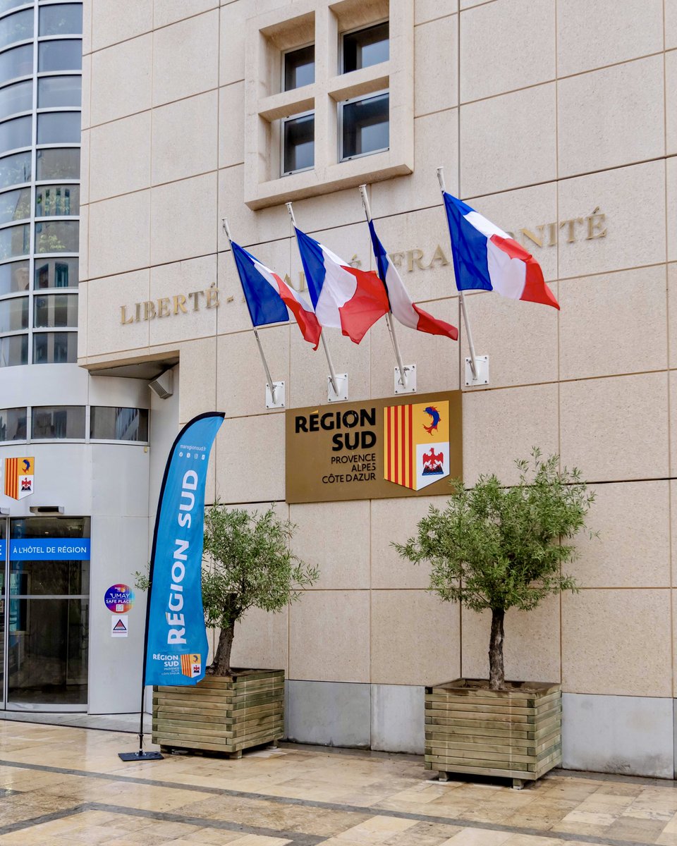 Ce matin, l’Hôtel de Région est aux couleurs de la France, de la République 🇫🇷

Au moment où certains voudraient nous manipuler, nous diviser, j’ai voulu rappeler ce qui nous rassemble. Nos valeurs, notre drapeau, notre devise : liberté, égalité, fraternité.

Vive la France.