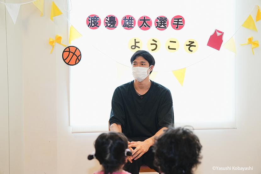 先日当センターにプロバスケットボールの渡邊雄太選手が訪問されました。
闘病する子ども達と保護者の方々、スタッフにもたくさんの喜びとパワーをくださって誠にありがとうございました！
その様子は本日夜、日本テレビの「news zero」にて放送予定です。