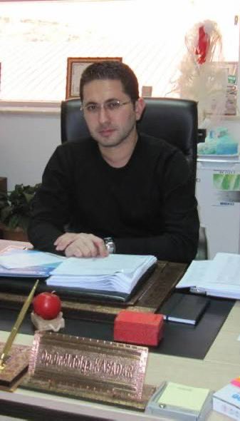 DOKTORDAN VURGUN

Dicle Üniversitesi’nden Doç. Dr. Mehmet Tolga Kafadar’ın 4 yılda tam 1901 hastadan bıçak parası aldığı,
bıçak parası vermeyenleri “taburcu etmem” diyerek rehin aldığı, aldığı ücretleri yazdığı ajanda yakalanınca da “Bilimsel makale için not ettim” dediği ortaya