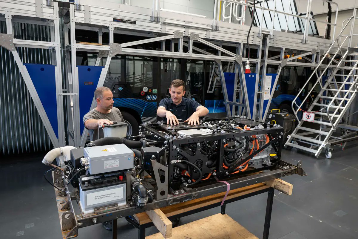 Votre flotte compte déjà des #eCitaro fuel cell #MercedesBenz et vous souhaitez former vos équipes ? Découvrez la formation d'#OMNIplus bientôt disponible en français ! Plus d'informations à venir prochainement ! 😉fcld.ly/sxfoha5