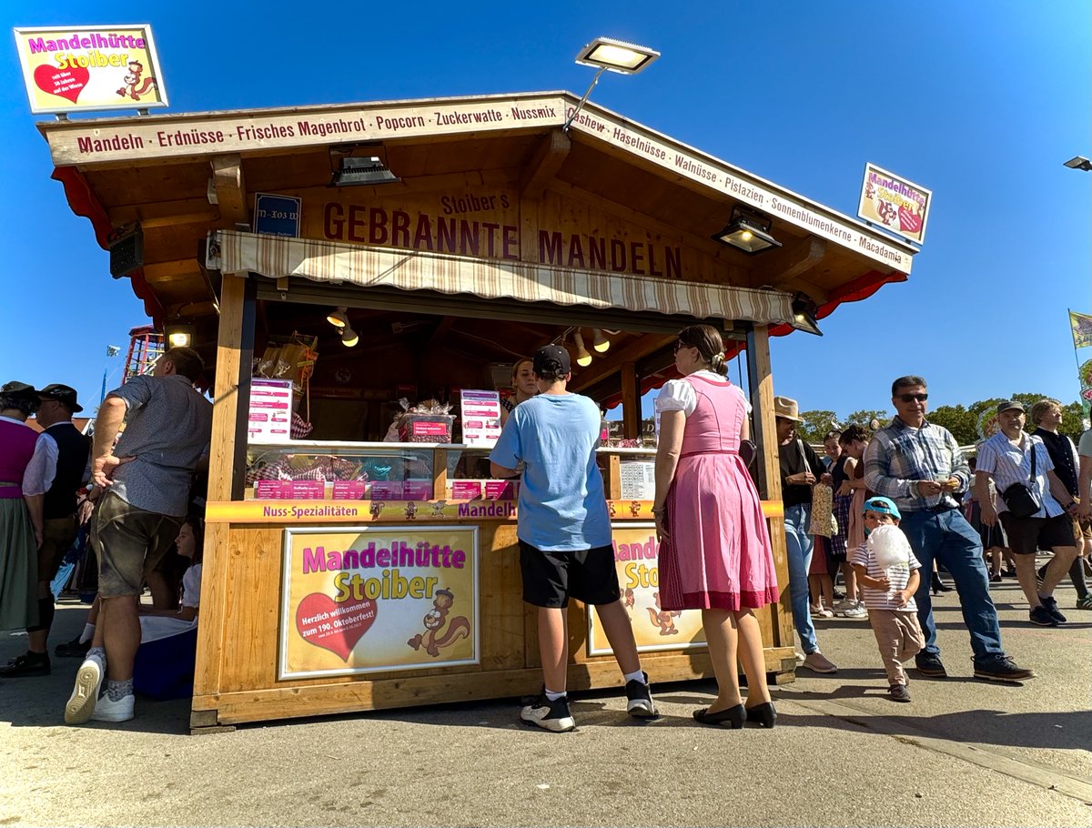 Mandelhuette's tweet photo. Auch heute geht’s wieder rund im Mandelkessel der Gaumenschmaus-Hütte Stoiber! Kommt‘s gern vorbei auf eine Tüte Mandeln, eine flauschige Zuckerwatte oder köstlich-weiches Magenbrot. https://t.co/3iDEEJW1FP