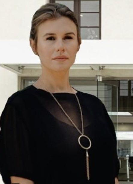 Alexandra Zarini,  erede Gucci e nipote del fondatore Guccio Gucci, ha vinto una causa per abusi sessuali contro l’ex patrigno Joseph Ruffalo, produttore hollywoodiano di Purple Rain, che sostiene di non avere fondi per pagare. Un tribunale di Los Angeles le ha riconosciuto 115