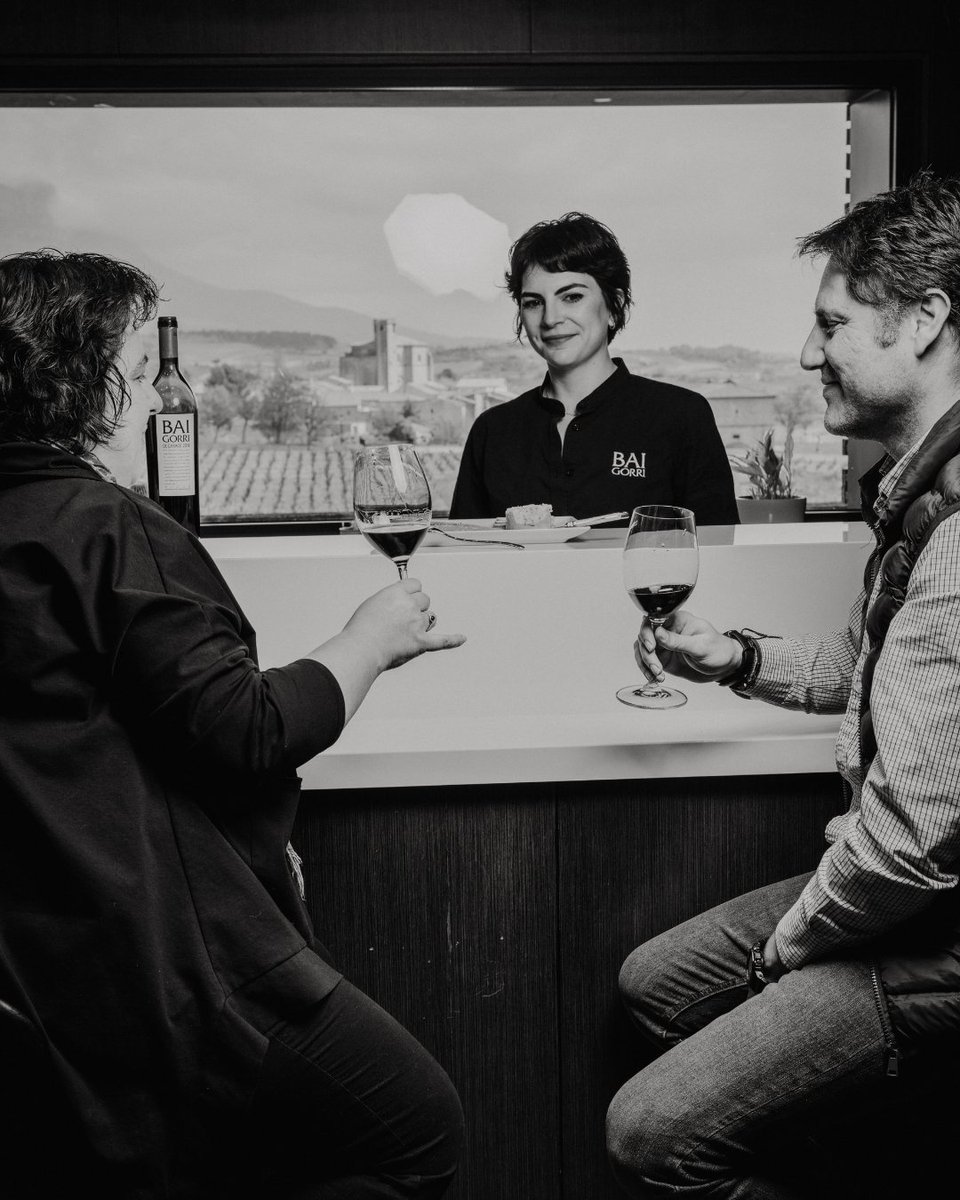 Para los que queréis disfrutar de nuestros vinos en bodega, nuestro Wine Bar está abierto de 10:30 a 12:30 y de 15:30 a 17:30 de martes a sábado.
No es necesario reserva previa (aunque sí recomendable: Teléfono: 945 60 94 20)