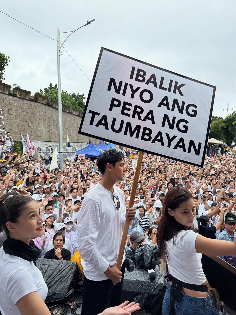 Tita Santa tweet media