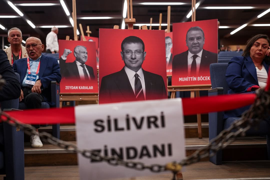 22. Olağanüstü Kurultayımızda tüm oyları alarak yeniden Genel Başkan seçilen Sayın Özgür Özel, partimizin iradesini bir kez daha tescilledi. Kayyımlara, darbelere karşı mücadelemiz sürecek; iktidara yürüyeceğiz.