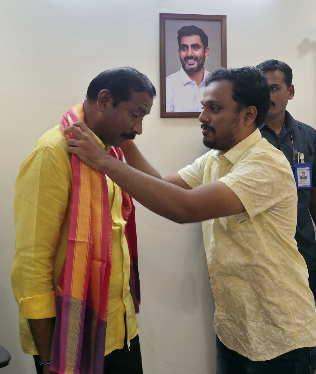 pvsuday1999's tweet image. తెలుగుదేశం పార్టీ రాష్ట్ర అధ్యక్షులు, గాజువాక నియోజకవర్గం  శాసనసభ్యులు గౌ. శ్రీ. Palla Srinivasa Rao గారిని విజయవాడలోని  ఆయన నివాసంలో మర్యాదపూర్వకంగా కలిశాను.
#TDPStatePresident #GajuwakaMla #Gajuwaka #TeluguDesamParty #NaraChandraBabuNaidu #NaraLokesh #DeputyCM