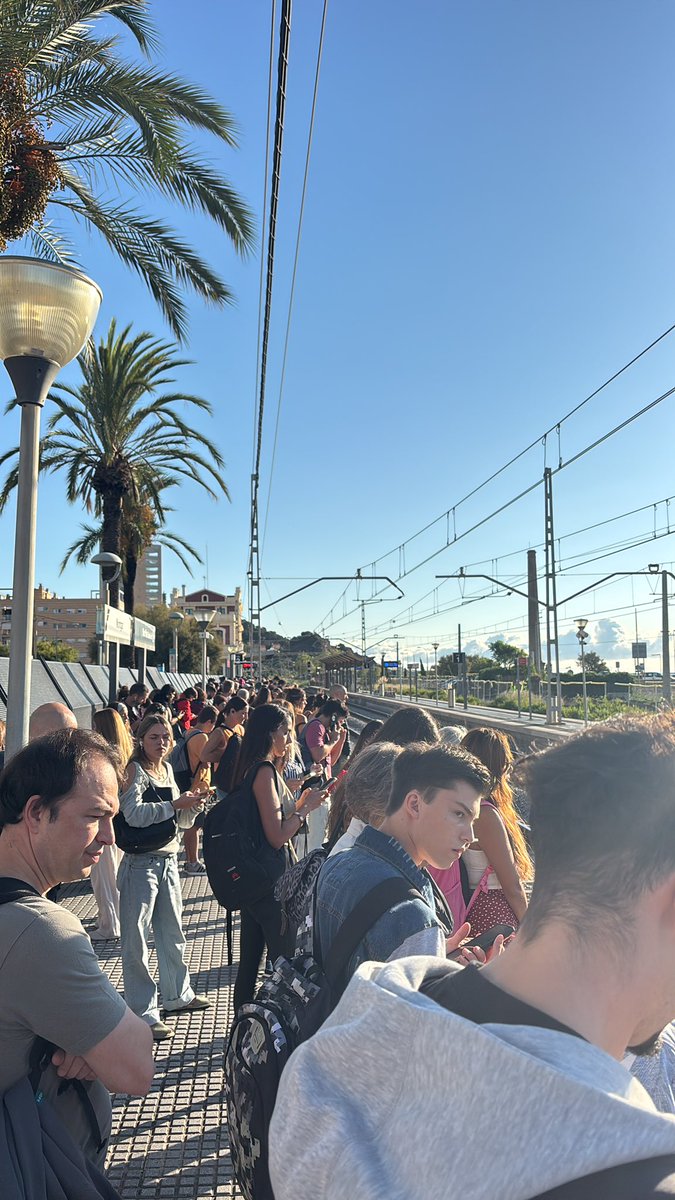 al_farogiro's tweet photo. A la R1 avui hi ha retards, caos i zero informació. Però tranquil, que a Rodalies sempre es compleix: el servei sempre empitjora. 🙃 #Rodalies @rodalies @rod1cat #renfe https://t.co/As9gikrYBG