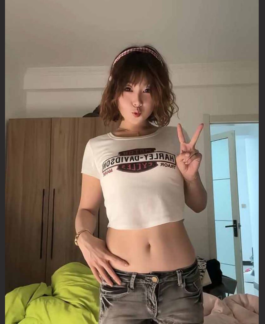 erchenshiren's tweet photo. 这个女生绝对是典型“桃花眼媚，腰臀生浪”的尤物相，性欲如隐火，一点就爆，骚劲儿十足却不失可爱，淫荡藏于骨，易开发成床上的小野猫，轻M属性让她爱被征服
#淫相学 #面相 #识人术 https://t.co/62z8O40Zgf