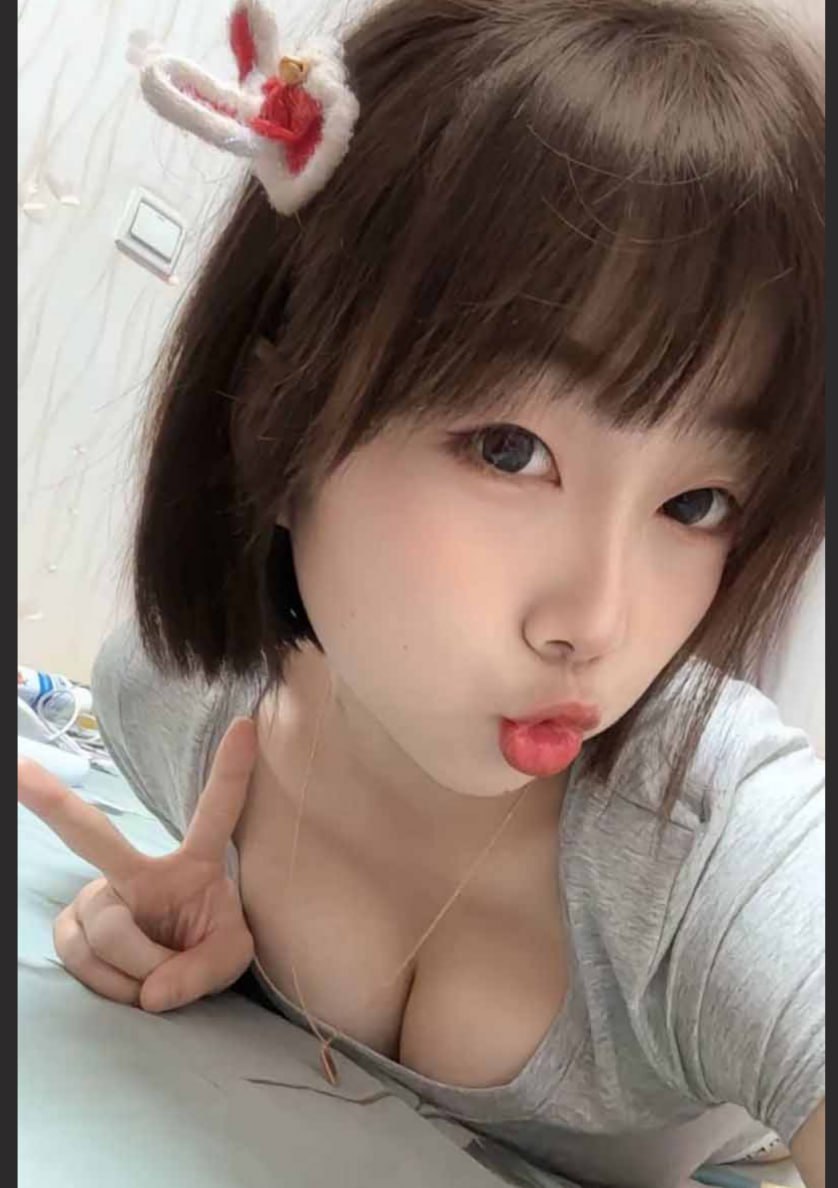 erchenshiren's tweet photo. 这个女生绝对是典型“桃花眼媚，腰臀生浪”的尤物相，性欲如隐火，一点就爆，骚劲儿十足却不失可爱，淫荡藏于骨，易开发成床上的小野猫，轻M属性让她爱被征服
#淫相学 #面相 #识人术 https://t.co/62z8O40Zgf