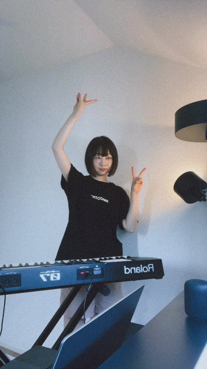 部屋着ですみません！自慢させてください

小さな小さな部屋ですが、夢のmyスタジオが誕生しました。色んな制限が減って、今までより自由が増えて最高に嬉しいです！
これからJYOCHOをもっと頑張れます！頑張ります！

照明かわいい！