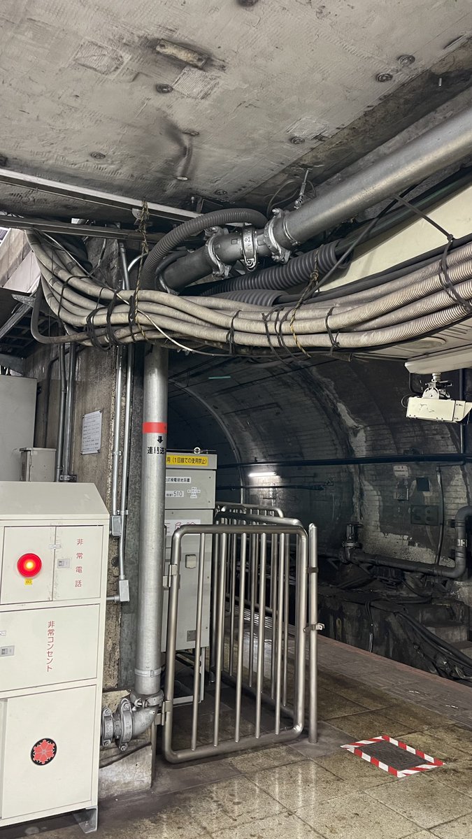 tetsudougach's tweet photo. 新橋駅の横須賀線地下ホームの端っこ。
この剥き出し感がすごい。あとこの螺旋階段ね。
撮影場所は立入禁止ではありません。 https://t.co/Dw7sAxqhhg