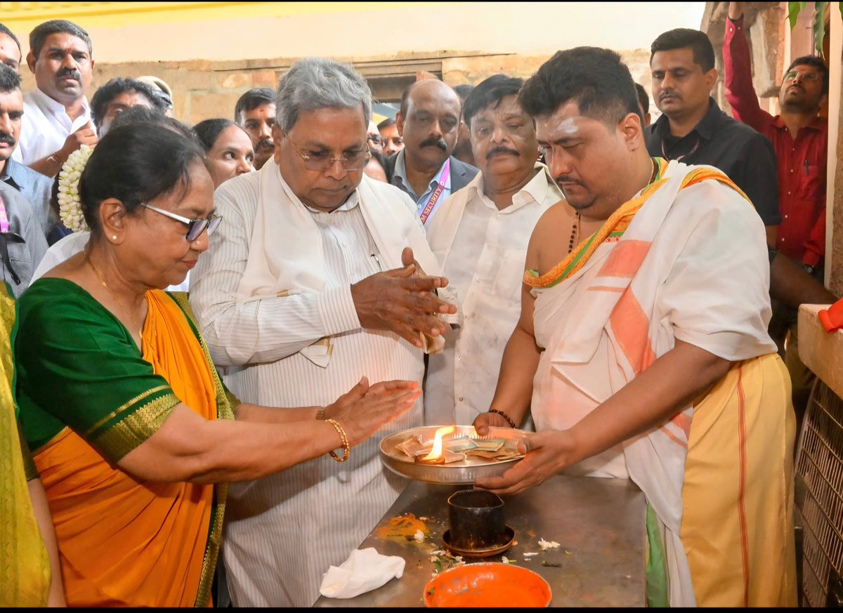 ನಾವು ಅಸ್ತ್ರಗಳಿಂದಲ್ಲ, ಅಕ್ಷರಗಳಿಂದ ಬದುಕನ್ನು ಗೆಲ್ಲಬಹುದು. ಹಗೆಗಳಿಂದ ಅಲ್ಲ, ಪ್ರೀತಿಯಿಂದ ಬದುಕನ್ನು ಅರಳಿಸಬಹುದು.

 - ಬಾನು ಮುಷ್ತಾಕ್

ಸ್ತ್ರೀ ಸಮಾನತೆ, ಬಹುತ್ವ ಭಾರತಕ್ಕೆ ಇದು ಸಾಕ್ಷಿ.

#dashera #mysore #CMKARNATAKA