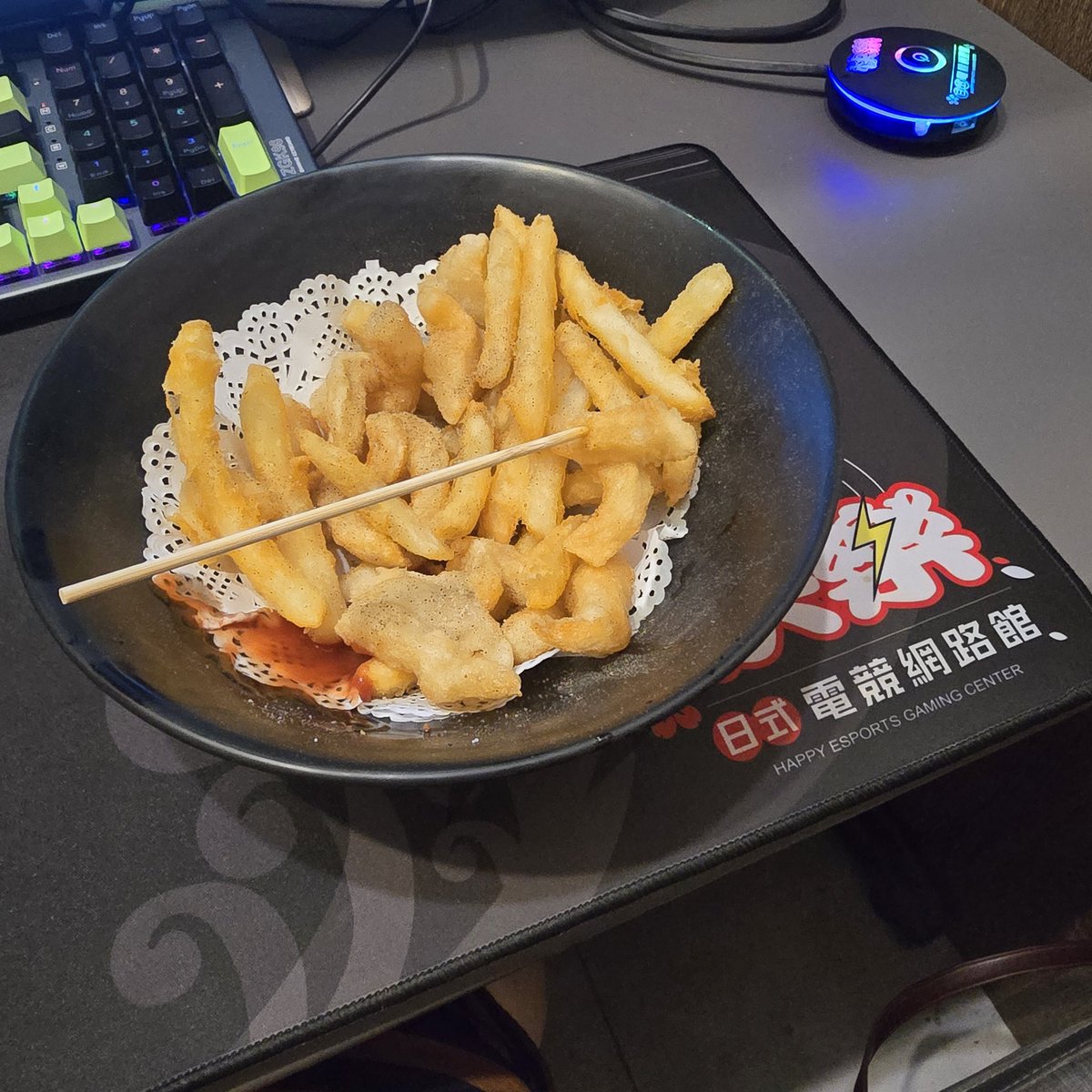 來體驗新竹新網咖包廂
超棒！哥哥會很喜歡的
上次他來新竹被我拉去一間舊網咖
超級嫌棄那個環境😃
十月份超多假期
就是很可惜我們錯開了🥺
我連休他上班 他連休我只點到一天
這就是排班的缺點吧🙄