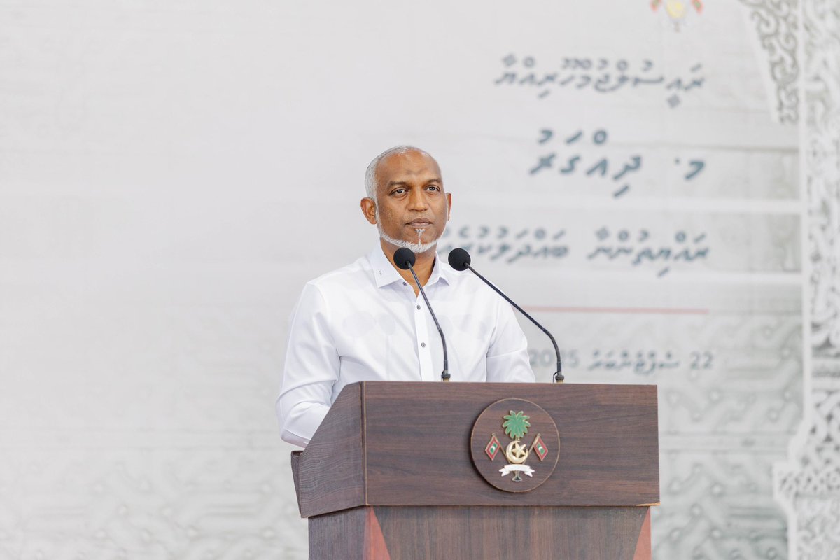 MIHUDmv's tweet photo. މ. ދިއްގަރު ހިއްކި ބިމުގެ ގޮނޑުދޮށް ޙިމާޔަތްކުރުމުގެ މަޝްރޫޢުގެ ނިންމުން ފާހަގަކޮށްފިއެވެ. މި މަސައްކަތުގެ ނިމުން ފާހަގަކުރީ ރައީސުލްޖުމްހޫރިއްޔާ ޑރ. މުޙައްމަދު މުޢިއްޒު ދިއްގަރު ރައްޔިތުންނާ ބައްދަލުކުރެއްވުމަށް ބޭއްވެވި ޖަލްސާގައެވެ. 

@MTCCPlc 
#RayyithunGaathah 
#VMFThVisit https://t.co/Yoi1drTmtl